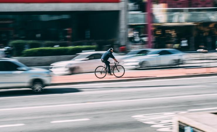 Ciclista su strada