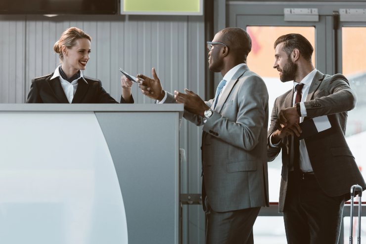 Delle persone mentre fanno il check-in (Depositphotos)