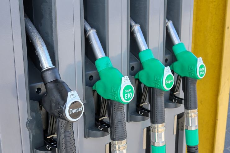 Rifornimento di diesel e benzina (foto Pixabay) - www.aerospacecue.it