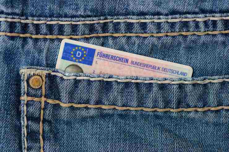 Patente di guida nella tasca dei jeans