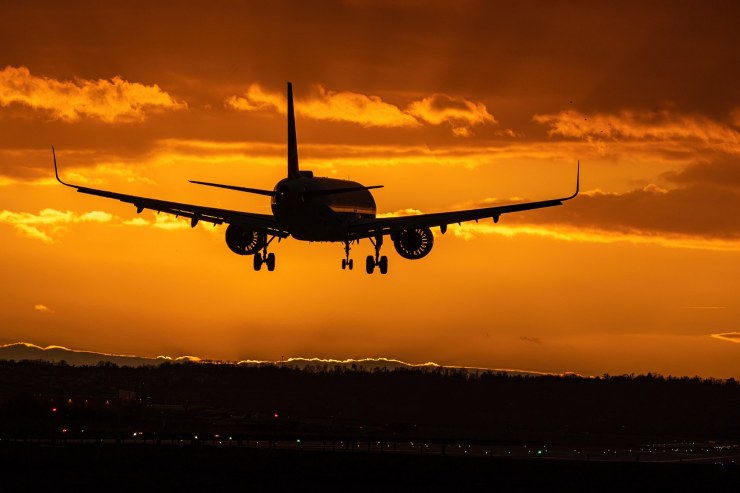 Un aereo al tramonto (Pixabay)