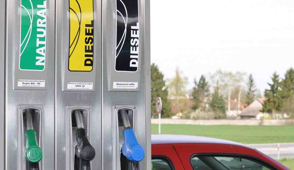 Automobili finisce era benzina addio dipendenza petrolio