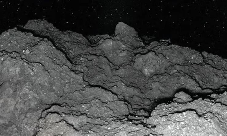 Illustrazione della superficie superficie dell'asteroide Ryugu (JAXA)