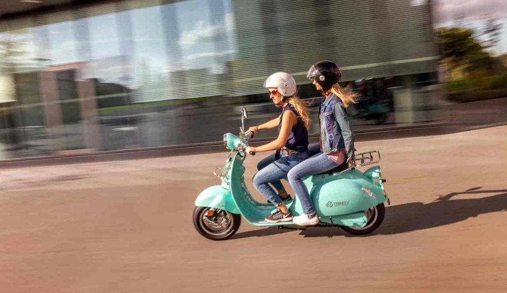 Nuovo codice strada esultano motociclisti viaggiare scooter