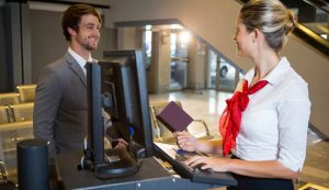 Staff del check-in in aeroporto