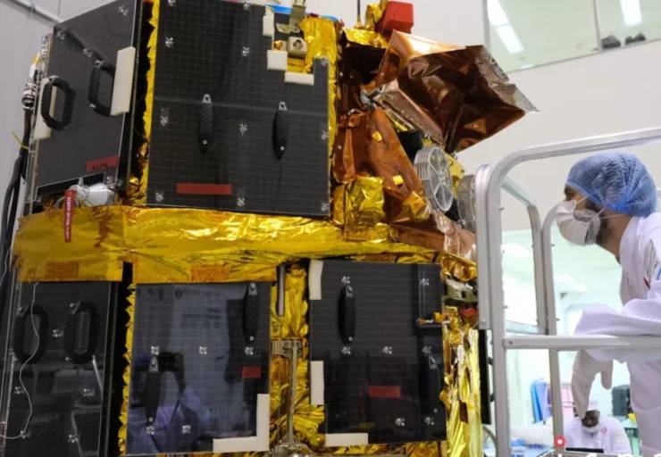 Un tecnico mentre ispeziona il microrover “Tenacious” (ispace)