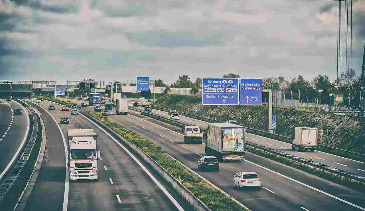 Autostrada straniera (Pixabay foto)