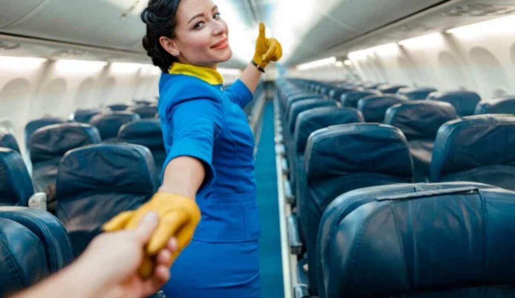 Hostess in aereo (Depositphotos foto)