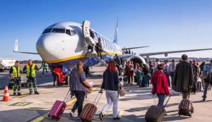 Passeggeri salgono a bordo di un veivolo