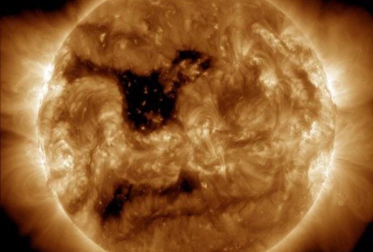 Sole buco coronale diretto nostro pianeta