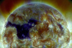 Sole buco coronale diretto nostro pianeta