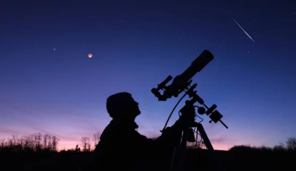 Uomo con telescopio (Depositphotos foto)