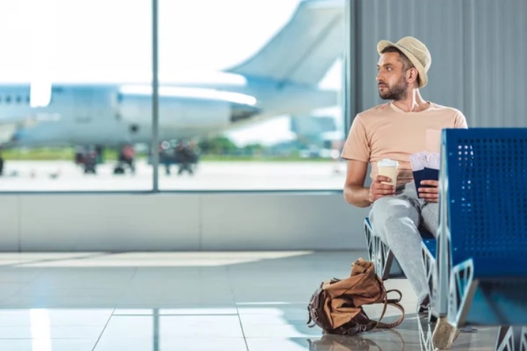 Uomo in aeroporto