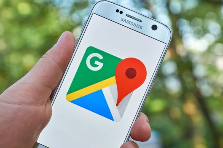 Utente usa Google maps su smartphone