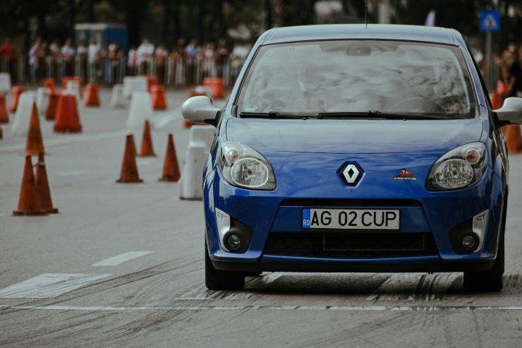 Illustrazione di una Renault blu (Pexels FOTO) - www.aerospacecue.it