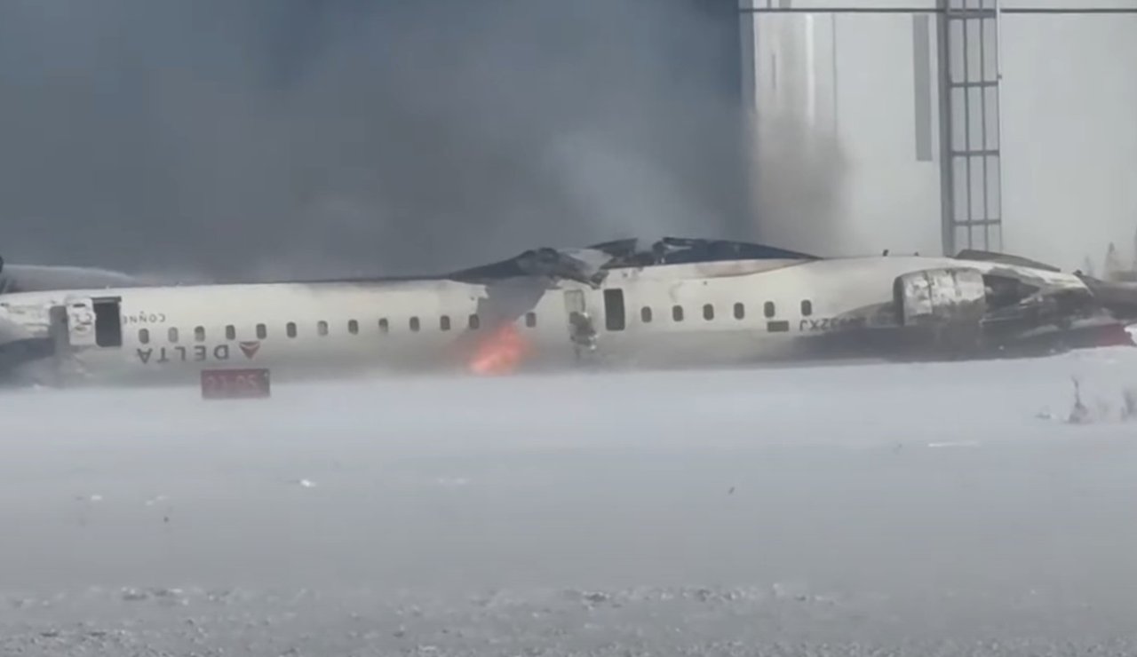 L'aereo Delta Air Lines in fiamme (New York Post - youtube screenshot)