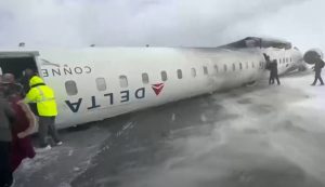 L'aereo capovolto (WFAA - youtube screenshot)