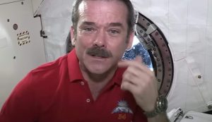 L'astronauta Chris Hadfield (VideoFromSpace - youtube screenshot)