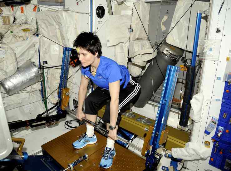 Samantha Cristoforetti si allena in microgravità (NASA - ESA foto)