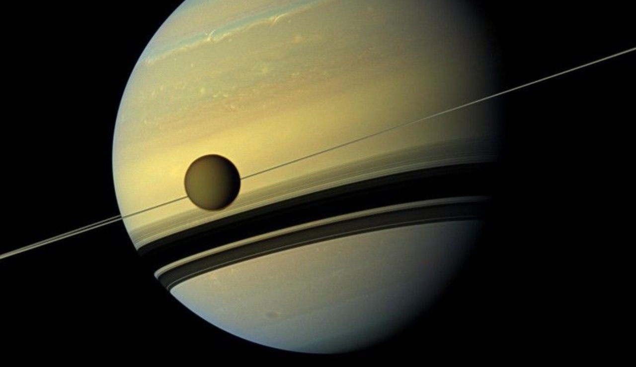 Titan e Saturno (NASA foto)