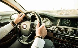 Uomo mentre è al volante di un auto