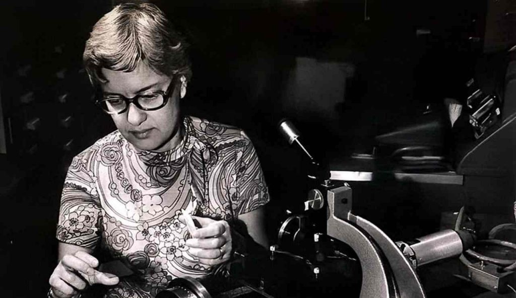 Vera Rubin mentre misura gli spettri nel 1974 (Wikipedia NOIRLab/NSF/AURA FOTO) - www.aerospacecue.it