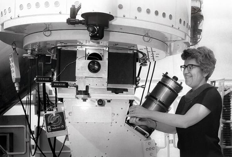 Vera Rubin mentre utilizza un telescopio nel 1963 (Wikipedia KPNO/NOIRLab/NSF/AURA FOTO) - www.aerospacecue.it